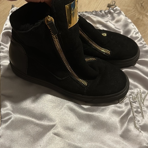 Giuseppe Zanotti fur boots with golden sided chains - Picture 2 of 5